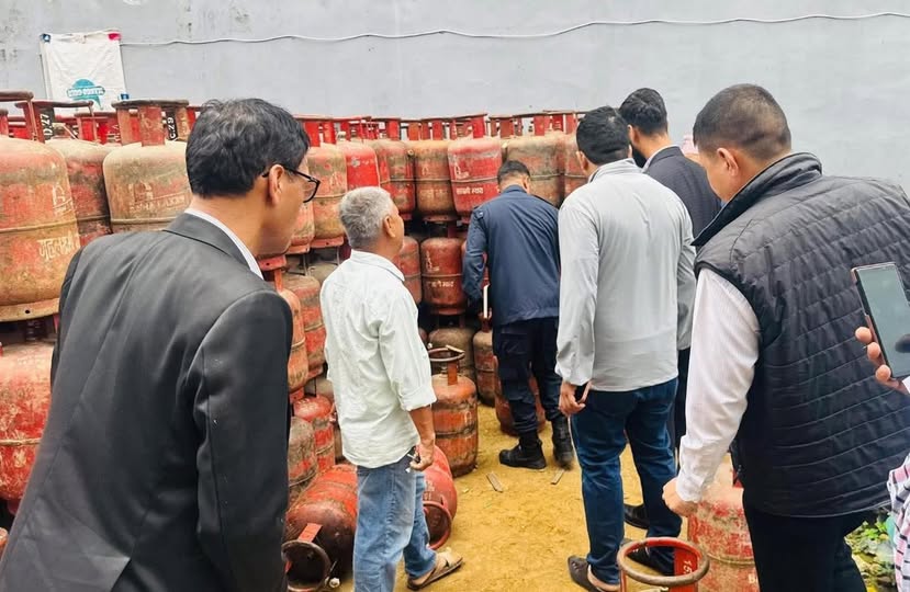 ग्यास सिलिण्डर लुकाई कृत्रिम अभाव सिर्जना गर्ने ब्...